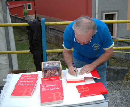 Xulio Llaneza, firmando su libro 'Vocabulario de Santa Bárbola'