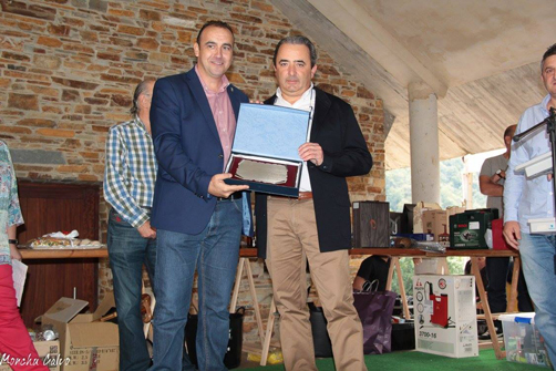 El alcalde casín, Tomás Cueria, le entrega el título de Casín del Año a Pedro García Prado