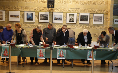 Jueces probando los diferentes platos de fabada en el Concurso Provincial de 2015
