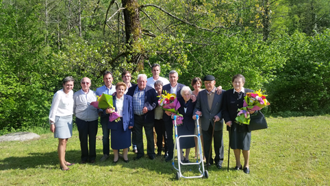 Corporación de Sobrescobio con los homenajeados en la Fiesta de la Primavera de 2016.