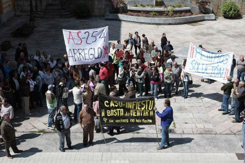 Manifestación de los vecinos de Caso en demanda del arreglo de la carretera AS-254