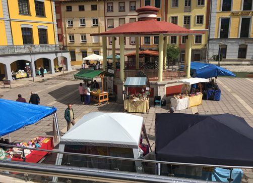 Mercado de artesanía en la plaza del Ayuntamientod de Sotrondio.