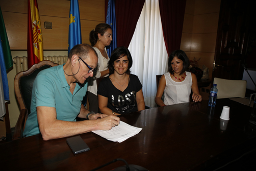 El alcalde, Jesús Sánchez y representantes de la clínica veterianari La Arena, durante firma del convenio para la gestión de la perrera de Langreo.