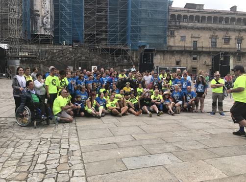 Participantes en el reto solidario 'Revuélcate' a su llegada a la plaza del Obradoiro, en Santiago de Compostela