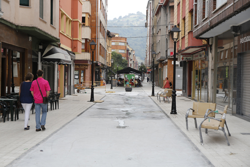 Obras de peatonalización en la calle Menéndez Pelayo de El Entrego.