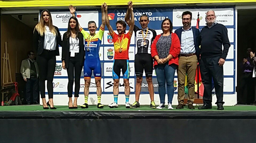 Juan Manuel Toribio (en el centro) tras ser proclamado campeón de España de Ciclismo Máster 40 categoría B.