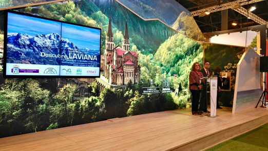 Inés García, Concejala de Cultura y Turismo del Ayuntamiento de Laviana y  Jorge Vallina Crespo, Asesor Técnico de Turismo Laviana en la presentación del vídeo promocional 'Destino Laviana' en Fitur.