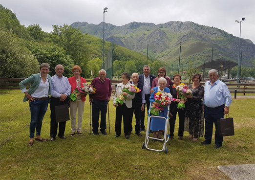 Homenaje a los mayores del concejo en la Fiesta de la Primavera del pasado año.