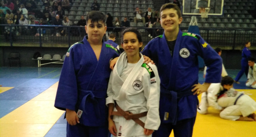 María Hernández, en el centro, campeona de Asturias cadete de judo.