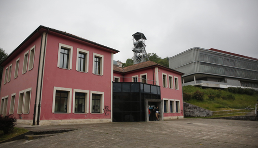 Casa de la Cultura biblioteca de El Entrego.