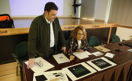 Presentacion de la nueva imagen de Laviana con el alcalde, Julio García, y la concejala de Cultura, Inés García.