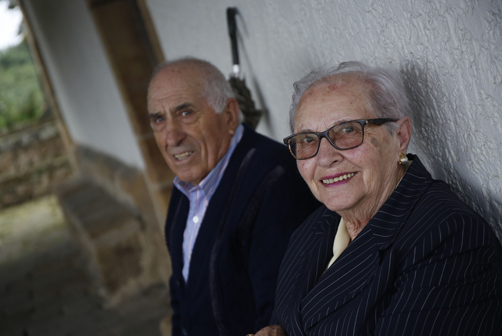 Vicente Gutiérrez y Pacita  García en el exterior de la ermita de El Carbayu.