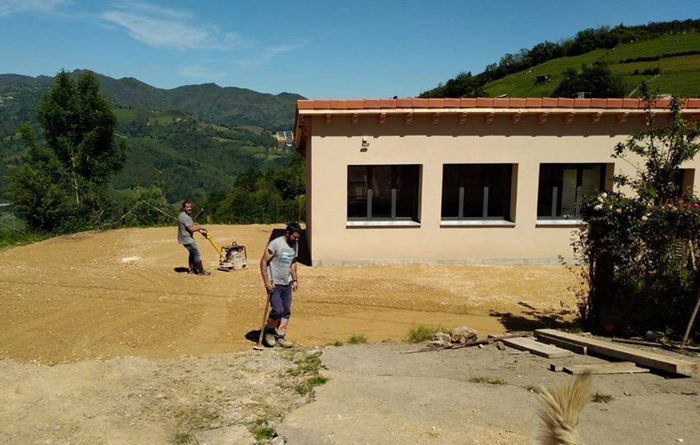 Trabajos de acondicionamiento en el Centro Social de Campomoyáu.