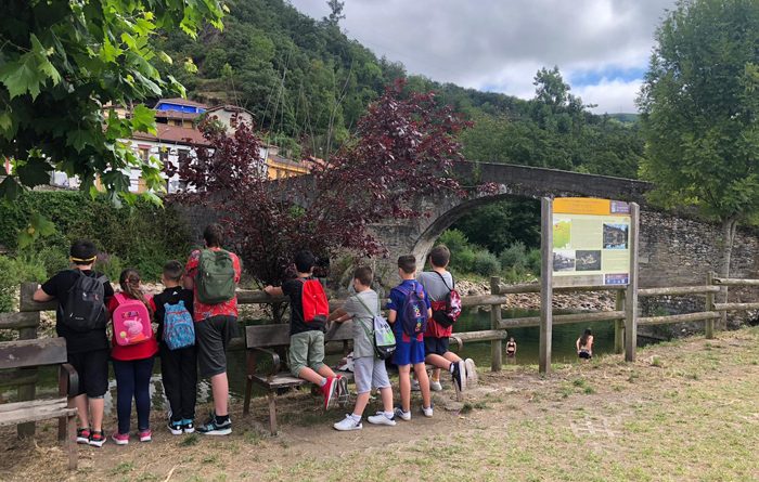 Niños y niñas participantes en la escuela de verano visitando Puente d`Arcu.