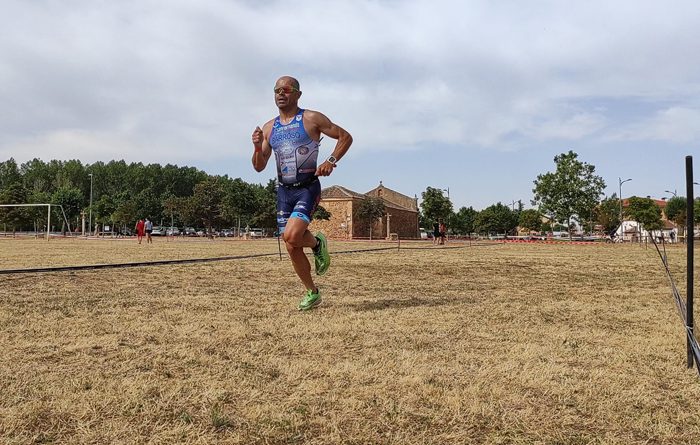 Fernando Barroso durante el triatlón de Riaza (Segovia).