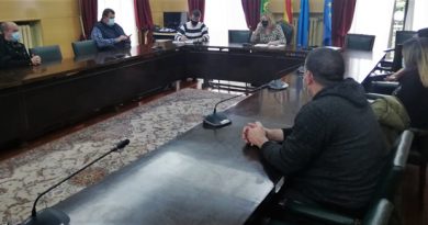 Reunión en el ayuntamiento de Langreo de representantes de autónomos y hosteleros con el equipo de gobierno del concejo.