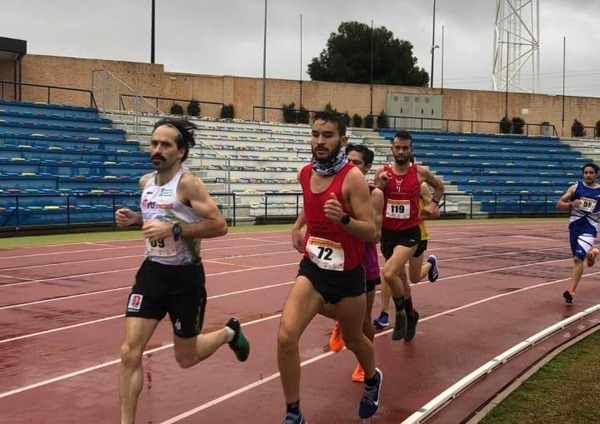 Chus Fernández (izquierda) durante el Campeonato de España de Atletismo Adaptado celebrado en San Fernando (Cádiz).