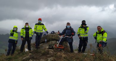 Alumnos del Programa Ocúpate de San Martín encargados de la limpieza de sendas y montes.