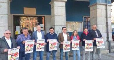 Presentación del cartel de la IV Concentración de Peñas Sportinguistas ante el ayuntamiento de Laviana.