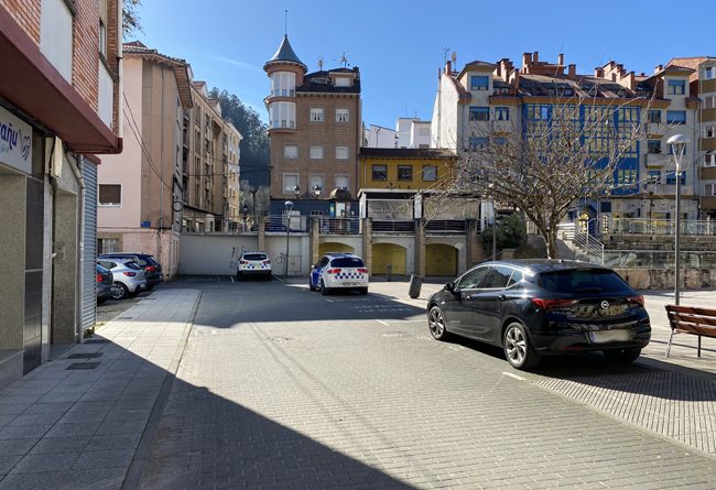 Calle de Juan José Calvo Miguel de Sotrondio, uno de los puntos donde se instalarán las recargas eléctricas para vehículos.