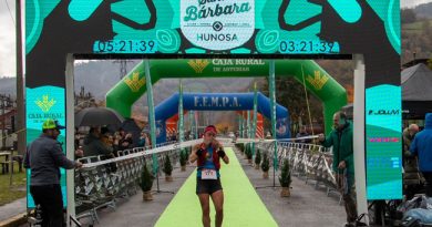 Ana Belén Nogueiro, ganadora en categoría femenina del Trail Minero Santa Bárbara, en el momento de llegar a meta.