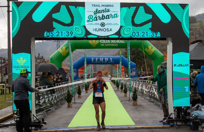 Ana Belén Nogueiro, ganadora en categoría femenina del Trail Minero Santa Bárbara, en el momento de llegar a meta.