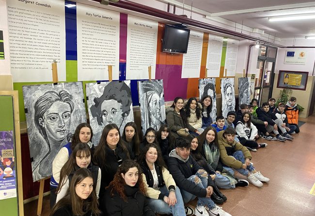 Alumnos y alumnas del IES Santa Bárbara de Langreo con los trabajos realizados