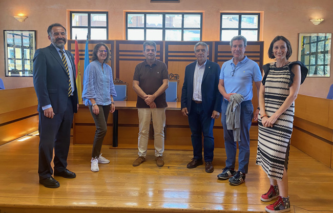 David González, Pilar Sánchez, José Ramón Martín Ardines, Luis Saucedo, Ricardo Leiva y Cintia Ordóñez en el ayuntamiento de San Martín.