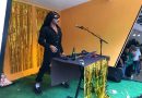 Rodrigo Cuevas pinchando durante 'El Guateque de Vitorina' del Argayu Fest, en El Condao.