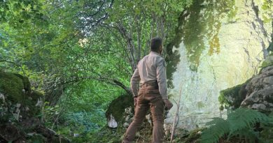 Arcadio Noriega de Bribones contempla el arrecife de coral fosilizado hallado en Caso.