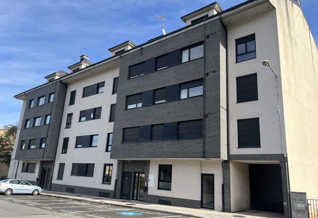 Edificio donde se ofertan las viviendas sociales en alquiler, en Barredos.