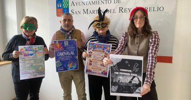 La concejala de Cultura, Cintia Ordóñez (a la derecha), con vecinos del Centro Social de La Cerezal, en la presentación del programa de Antroxu del concejo.