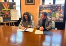 La consejera de Cultura, Vanessa Gutiérrez y el alcalde de Laviana, Julio García, firmando el convenio de colaboración para el arreglo del cine Maxi.