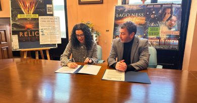 La consejera de Cultura, Vanessa Gutiérrez y el alcalde de Laviana, Julio García, firmando el convenio de colaboración para el arreglo del cine Maxi.