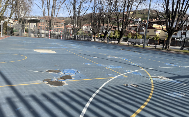 Estado que presenta la pista Joaquín Blume en la Avenida de Pola de Laviana.