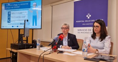 La consejera de Salud, Concepción Saavedra y la subdirectora de Atención Primaria, Carmen Menéndez, durante la presentación del asistente virtual Noa, en el centro de salud de La Felguera.