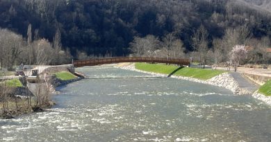 Nueva pasarela peatonal que conecta los márgenes del río Nalón en La Chalana.