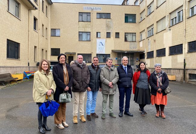 Integrantes de la Comisión de Inclusión Social y Migraciones, de la Federación Española de Municipios y Provincias (FEMP) en el colegio San José de Sotrondio.