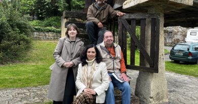 Claudia, Pablo, Manzano y Cristina debaxo’l horru de la Casa de los Alberti onde se fixo la entrevista.