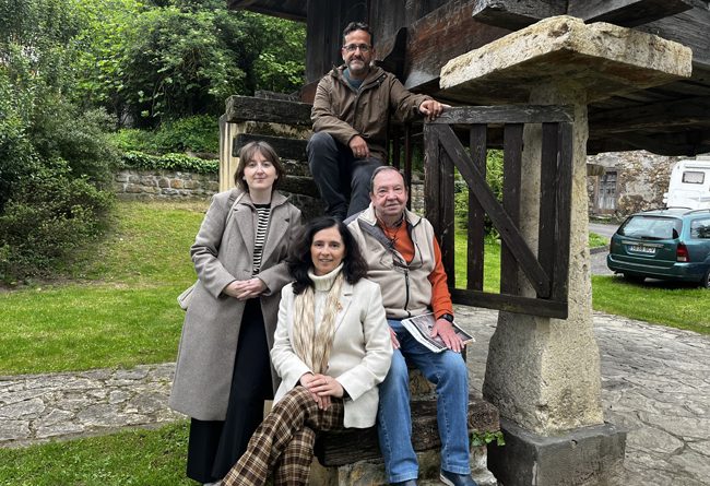 Claudia, Pablo, Manzano y Cristina debaxo’l horru de la Casa de los Alberti onde se fixo la entrevista.
