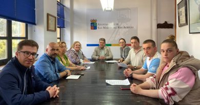 Grupos municipales del PSOE e IU tras el acuredo plenario.