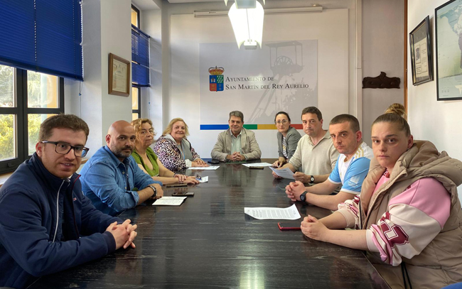 Grupos municipales del PSOE e IU tras el acuredo plenario.