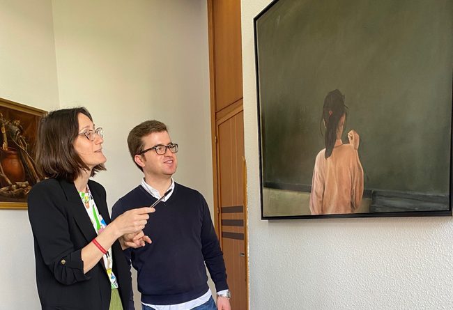 La concejala de Cultura y el edil de Empleo contemplan uno de los cuadros premiados en anteriores ediciones.