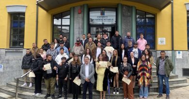 Foto de familia de alumnado, profesores y autoridades de la escuela taller de San Martín.