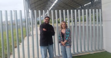 Presentación de Aarón Zapico como responsable del espacio cultural Talleres del Conde acompañado por la concejala Marina Casero.