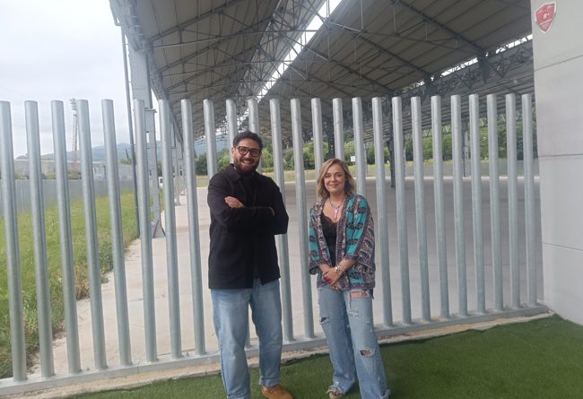 Presentación de Aarón Zapico como responsable del espacio cultural Talleres del Conde acompañado por la concejala Marina Casero.