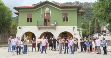 Caso necesita un “Plan de rescate digital” y la mejora de cobertura Concentración de vecinos en el ayuntamiento casín como protesta por la falta de cobertura en algunos pueblos del concejo.