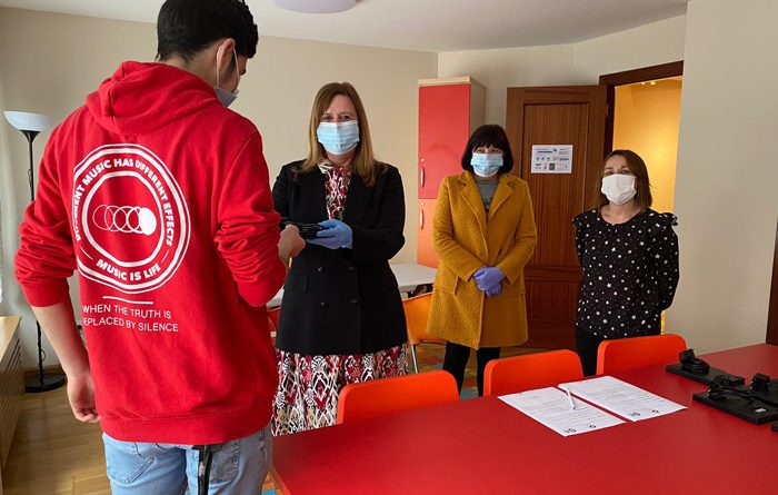 Carmen Arbesú, asistió a la entrega de algunas de las primeras tablets a los interesados.