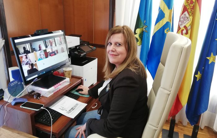 La alcaldesa de Langreo, Carmen Arbesú, durante la reunión de la Mesa Social de Langreo.