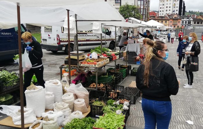 Mercado semanal de La Felguera.